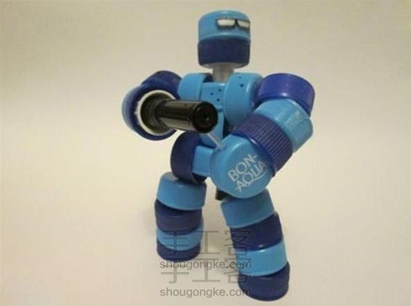 塑料瓶盖手工制作的机械战警机器人玩具DIY做法【转译】