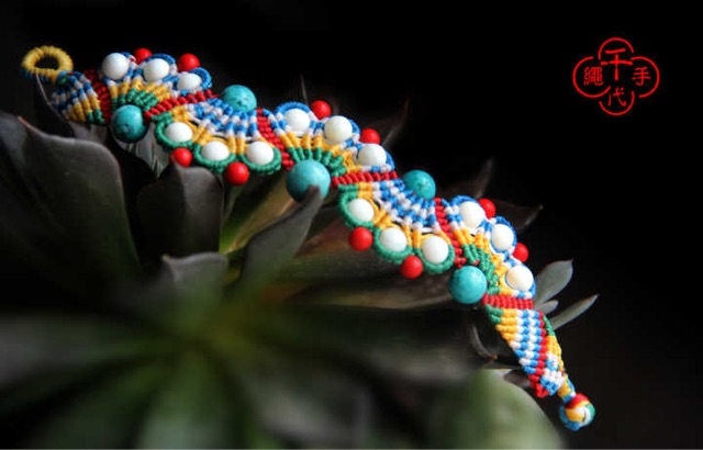 五彩手绳，五行配色。一款时尚经典的手绳。配珊瑚珠、白砗磲、蓝松石。