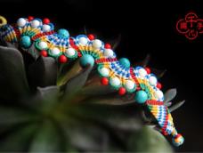 五彩手绳，五行配色。一款时尚经典的手绳。配珊瑚珠、白砗磲、蓝松石。