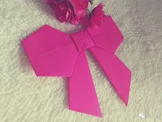 【公主手作】纸折蝴蝶结详细教程已发布【点我头像查看教程】
公主系的MM们应该都喜欢蝴蝶结做的各种装饰吧,既甜美又淑女。今天我就介绍一种简单又好看的蝴蝶结折法,可以用在各种礼品包装盒上,美美哒!