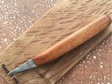 在做木活尤其是做勺子簪子之类需要削的时候，普通刀刃太直，或者太薄太长会弯曲，不好用，于是一把厚实、斜刃的削刀犹为重要。