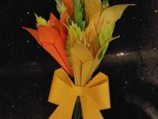 百合花的教程在网上可以找到很多，今天教大家把折纸百合花做成花束，既可用来装饰礼盒，又可做成花盘，或者用来装饰教室或办公室。