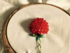 介绍两种立体草莓🍓刺绣，材料选择比较多元化。适用于浆果类刺绣，表现出果实的立体感。可做贴布绣缝在宝宝衣服上，书包上，笔袋，手帕等地方……全靠你们的想象啦