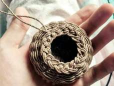 还是我爱的材料纸绳和可爱的松塔，我将用它编成不一样的美。