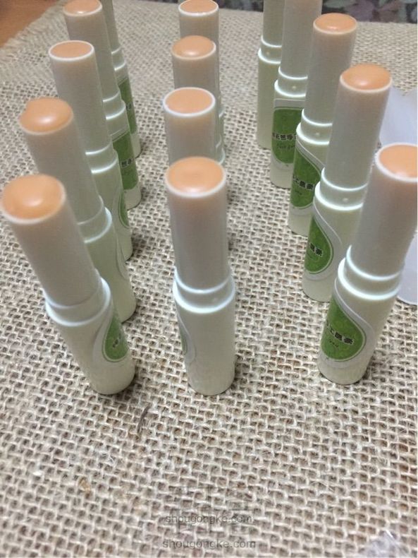 干燥秋冬季,给自己来支天然植物润唇膏
