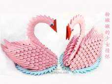 三角插折纸组合，粉色戏水天鹅，唯美，漂亮，如少女含羞的模样，是三角插组合中很多朋友都喜欢的。在制作过程中采用的是4×6cm的小纸片制作而成的。由纸缘手工展示粉色戏水天鹅的制作过程吧