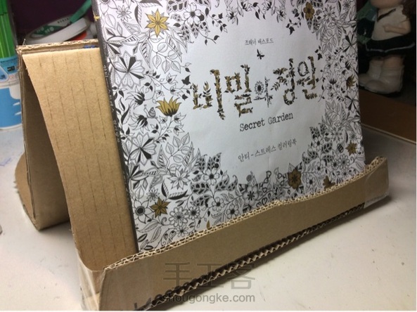 极简纸板支书架