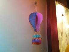 这个热气球做起来很简单，非常适合小朋友自已动手制作，也是不错的亲子活动。