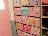 用美布和纸箱为萱萱幼儿园的每个小朋友做一个储物箱。