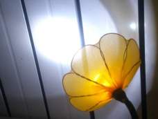 迷你太阳花小台灯：丝网花材+小台灯制作而成。太阳花象征着乐观豁达，坚强勇敢。用可爱的小花装饰小台灯，放在宝宝的房间，宝宝们一定喜欢的不得了。