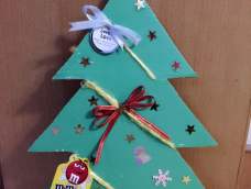 今天的教程很环保，就是用家里废弃的纸盒子、提袋、标签等做一棵漂亮的圣诞树。做起来也很简单，我们一起来尝试一下吧！