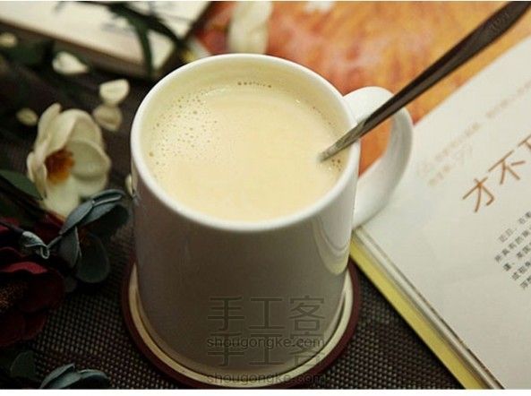 简单的制作一杯香醇的奶茶，享受温馨而浪漫的午后时光。