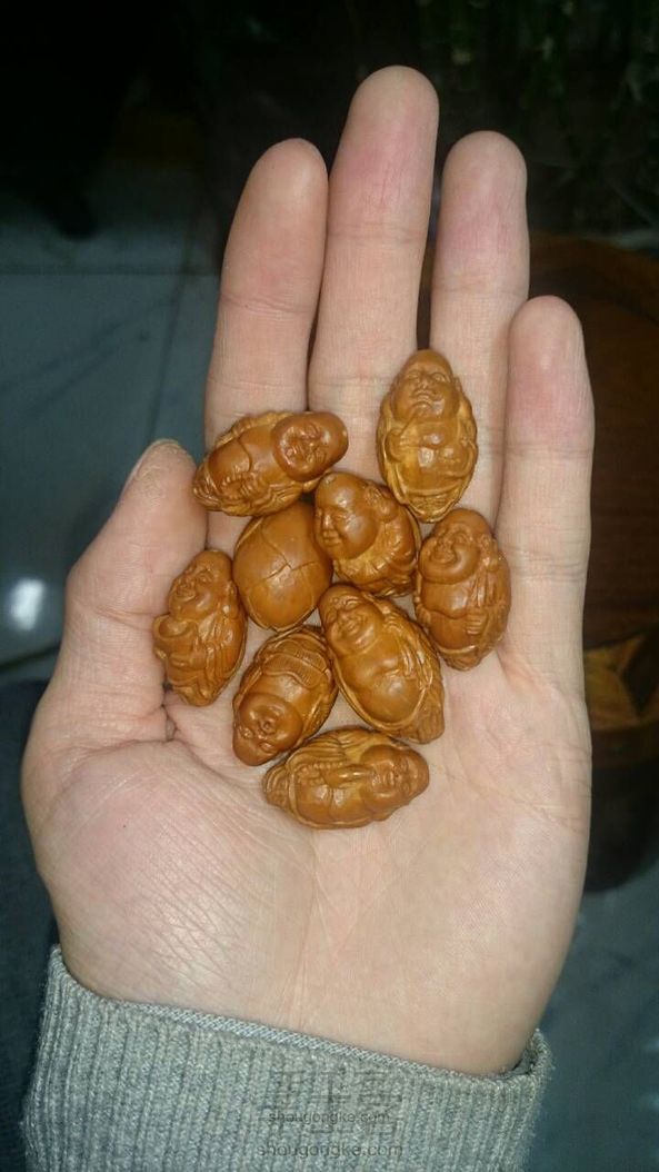 橄榄核雕刻卖萌小弥勒是如何练成的!