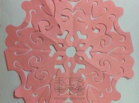 动起你的双手,我们一起剪个漂漂的花花哦~