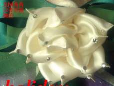 很美的一款蔷薇花。Dodo喜欢白色，所以做了白色的。也可以做其它颜色的。
