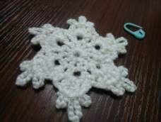 飘雪的冬天，送你一朵晶莹又不会化的雪花。这款雪花适合初学者，由辫子针、短针、长针、长长针组成