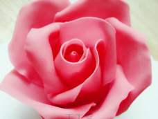 最不爱的是玫瑰，总觉得无法诠释出玫瑰的美，情人节，尝试接地气一次，做一个玫瑰蛋糕送朋友。