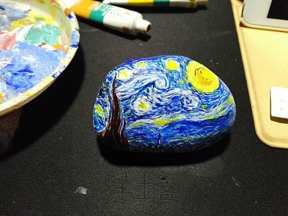 原创 梵高星空 手绘石头
