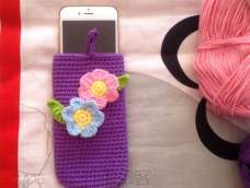 朋友要求用紫色的毛线，随意用两朵小花装饰
