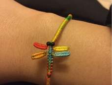 以木木老师的蜻蜓戒指为基础，尝试着用细彩绳编迷你小蜻蜓手绳。