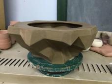 本节课给大家讲解下陶艺当中经常用到的一种成型方法：泥板粘接成型