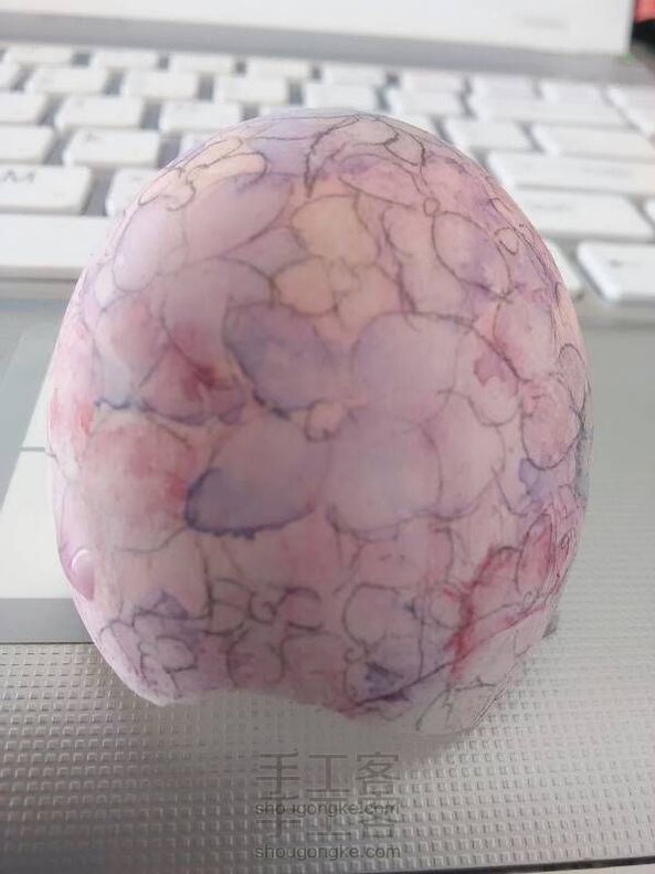 用调色盘里剩下的颜料画彩蛋(壳)