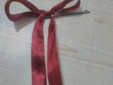 只有红绳和发夹，在打个蝴蝶结，大功告成