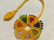 看着(桃花)想到小时候的动画片七色花,一片花瓣一个愿望。改成了书签,让美好的愿望伴着书香!