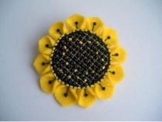 简单的不织布教程，向日葵花朵可以做成胸针也可以做成头花或者其他装饰。都很百搭哦。