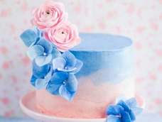 翻糖花作为蛋糕装饰很好哦，今天为大家分享的是绣球花的制作方法