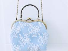 自己很喜欢的一款口金包，白色的欧根纱，在蓝色表布的映衬下，更显清新，希望你也喜欢这样的小调^_^