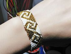 金色搭配白色，看上去也不错！唯一的失误是上头流线流短了！