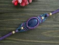 紫色也是一种浪漫，这是一款相对编法简单，但戴在手上蛮漂亮的手链。喜欢的朋友可以购买材料包或成品。/