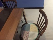 老公的牛仔裤上的金属刮花了家里的餐椅，决定做餐椅垫，我选择了自己喜欢的普普风。