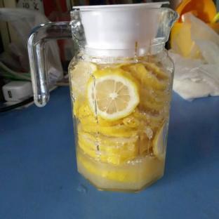 柠檬糖水~可以放很久很久的做法，酸酸甜甜超级好喝