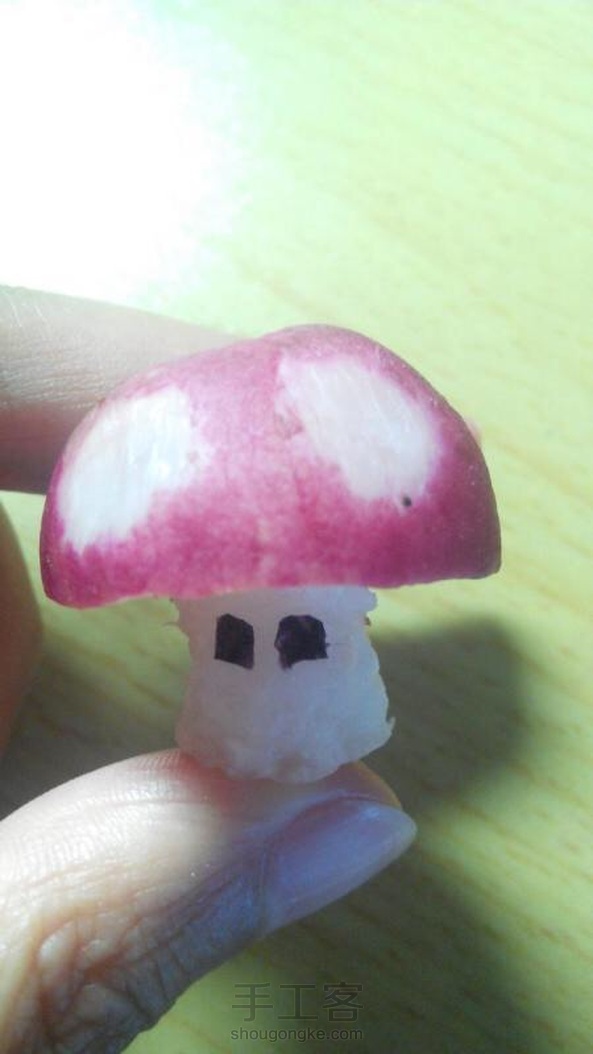 用水萝卜做个超级玛丽里的小蘑菇~