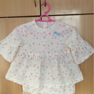 柔软的宝宝裙衣套装