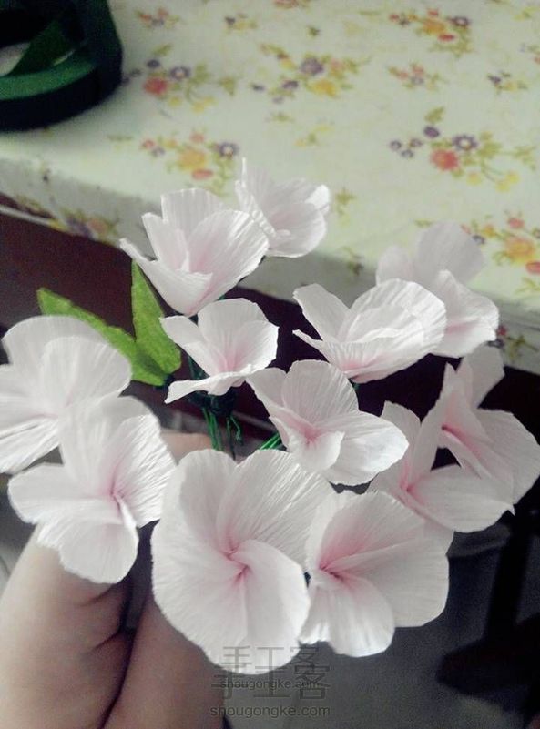 不知道什么花的纸折花