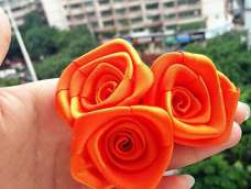 用连贯折叠的方式形成一朵美丽的玫瑰。
