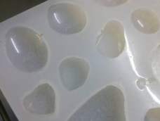 滴胶的硅胶磨具制作方法。