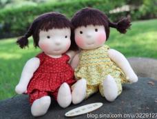这对娃娃素体是用相同材料和做法完成的，衣服做法也一样，只是也是不同。