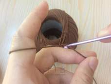 想为初学者分享一下在钩针编织时的拿针和挂线方法。还有最基本的锁针编织