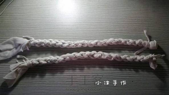 旧T恤的袖子拿来编绳