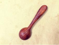 不知名木头做的第一个勺子，纯手工。