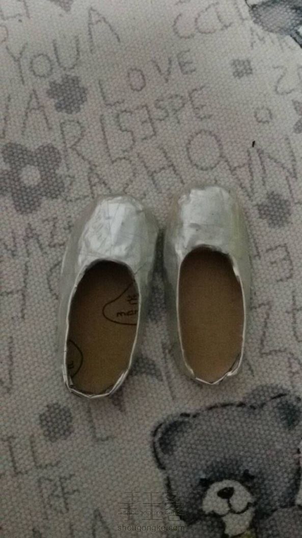 bjd1/3娃鞋，一双银色的鞋子