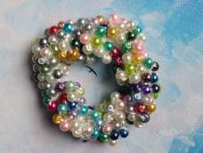 夏日美美的珍珠发圈，可以当手链，也可以用这种方法钩项链。