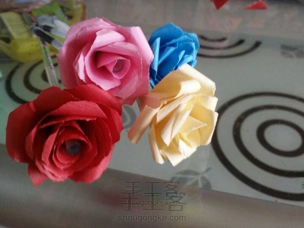 我送她一枝玫瑰花,手上留有余香。
