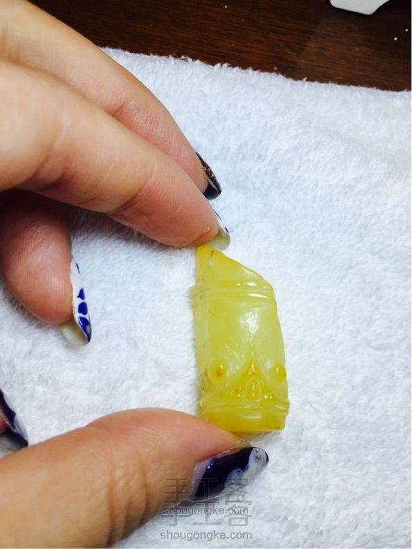 为纪念自己第一次打磨蜜蜡,雕刻蜜蜡