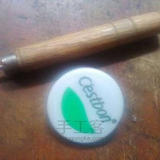 饮料瓶盖做的胸章（废物利用）