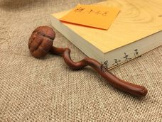 很久没发教程了，这几天整理了下以前的图片，做一个系列的关于边角料利用的教程。
其实玩小东西的来说很多情况下用到的都会是边角料，根基料子的具体形状，残缺情况，纹理走向等等情况做出满意的东西是很重要的，不糟蹋了自然的造物。
第①个，一个灵芝如意，用了一段有裂的的三角柱状的大红酸枝料。